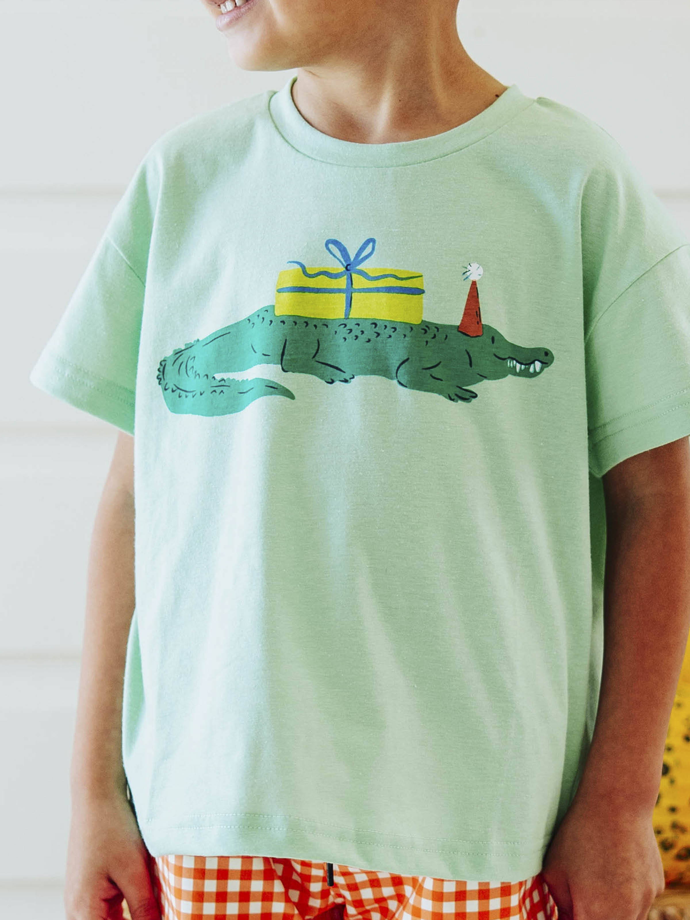 Unisex Graphic Tee - Gifting Crocodile Print Cotton