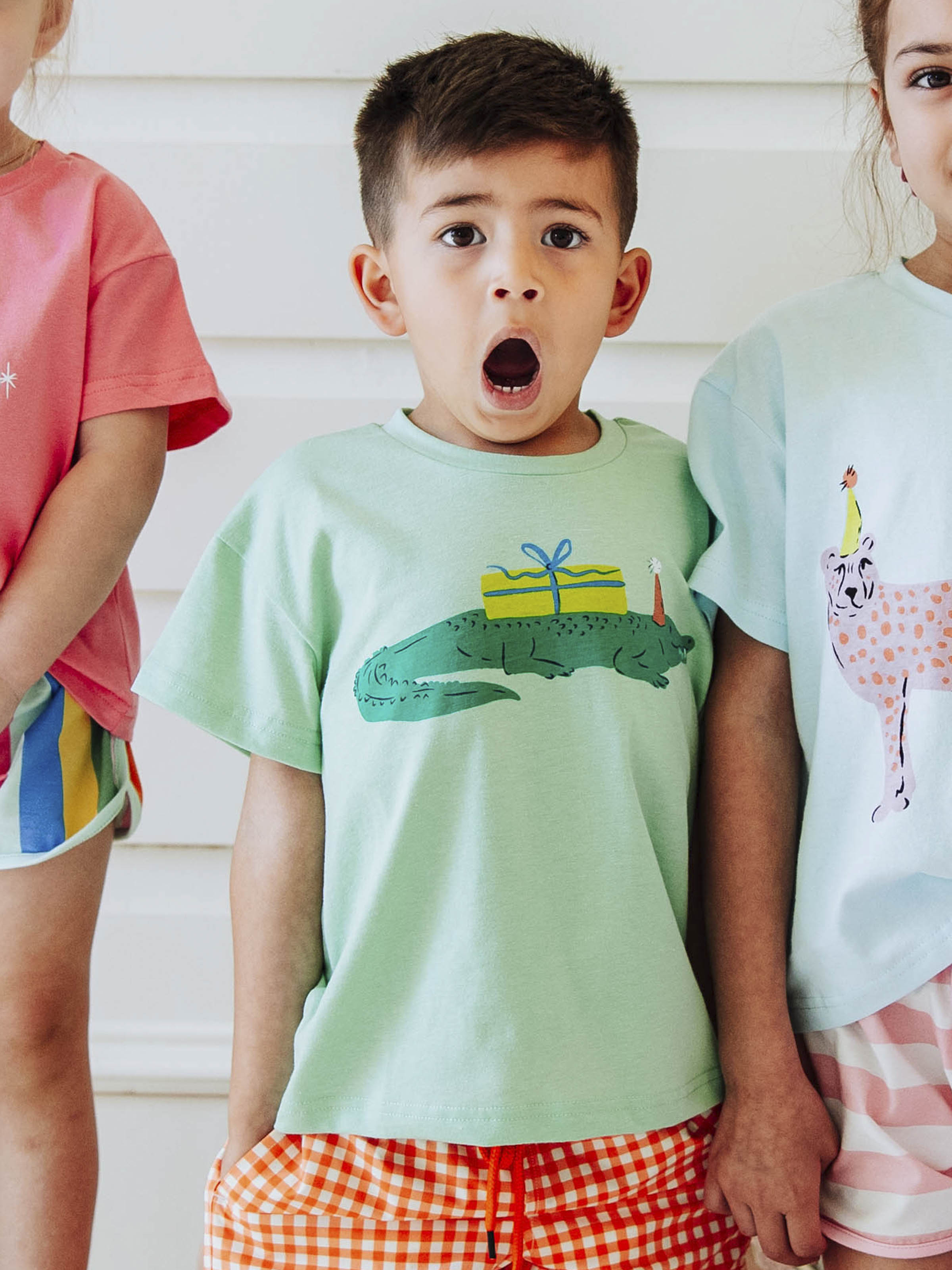Unisex Graphic Tee - Gifting Crocodile Print Cotton