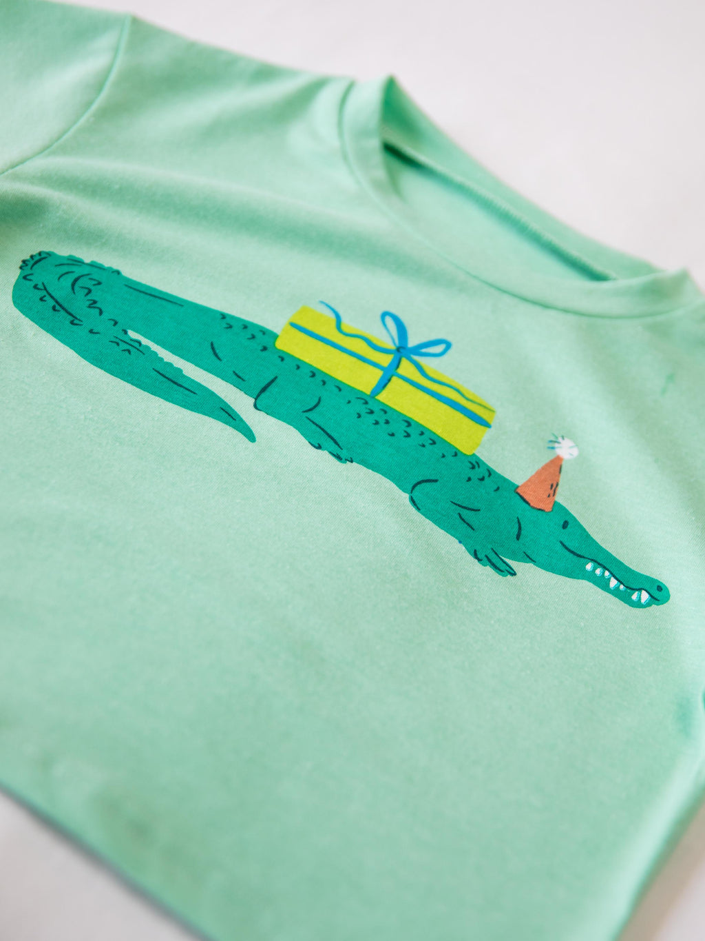 Unisex Graphic Tee - Gifting Crocodile Print Cotton
